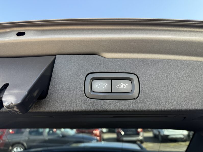 
								VOLVO V60 pilns									