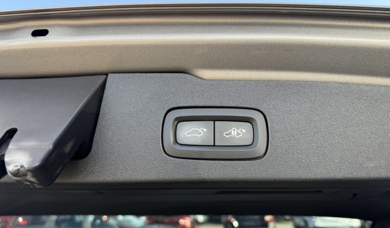 
								VOLVO V60 pilns									