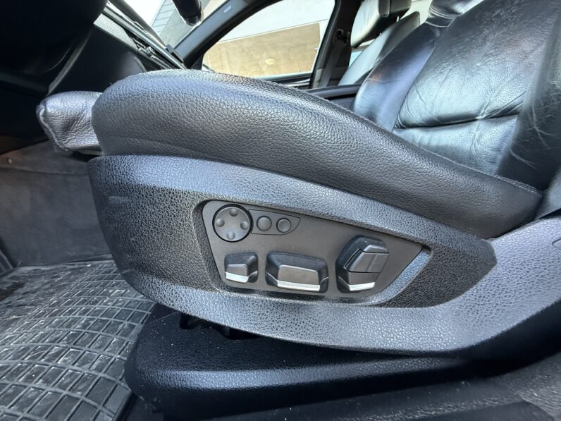 
								BMW 520 pilns									
