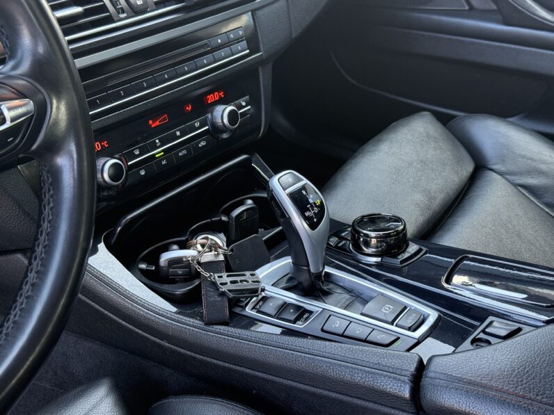 
								BMW 520 pilns									