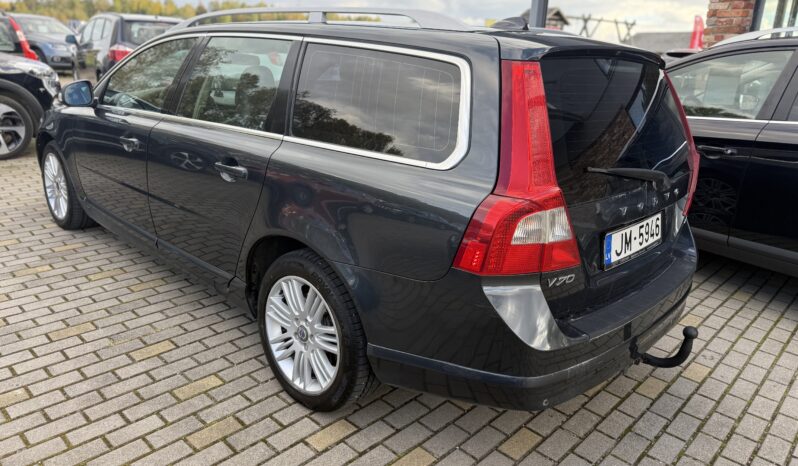 
								VOLVO V70 pilns									