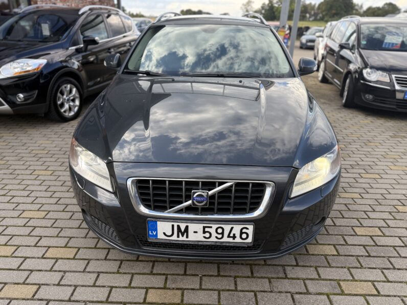 
								VOLVO V70 pilns									