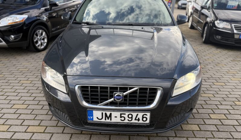
								VOLVO V70 pilns									