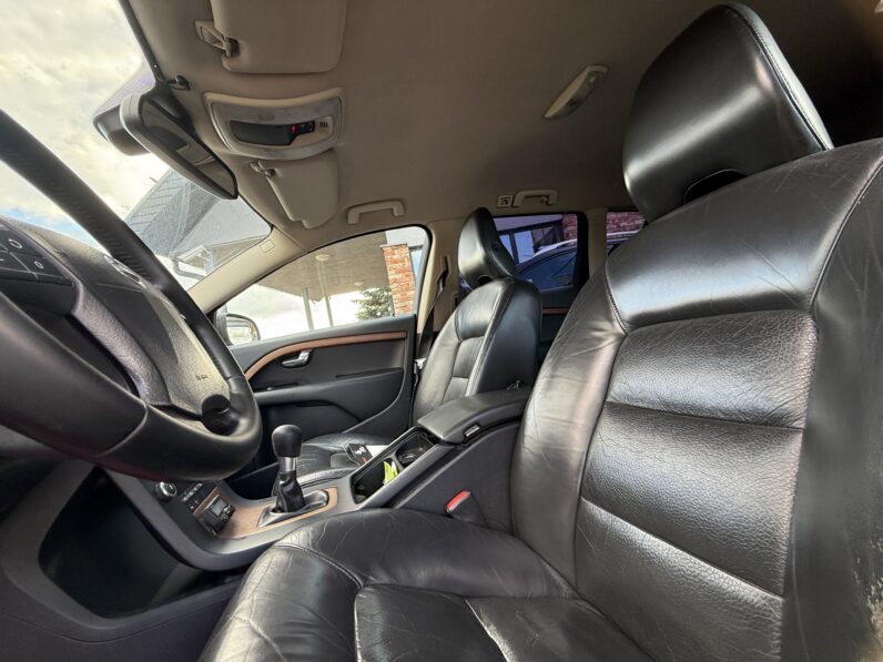 
								VOLVO V70 pilns									