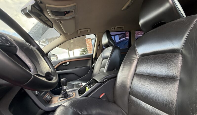 
								VOLVO V70 pilns									