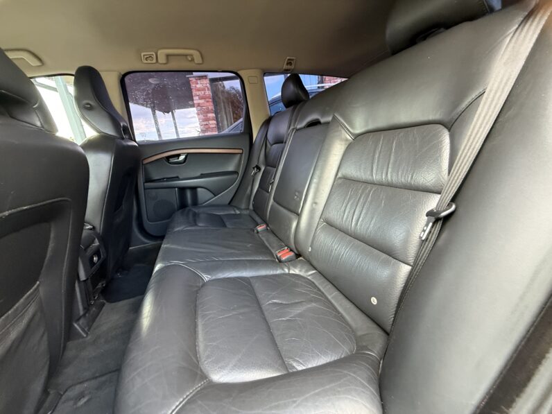 
								VOLVO V70 pilns									