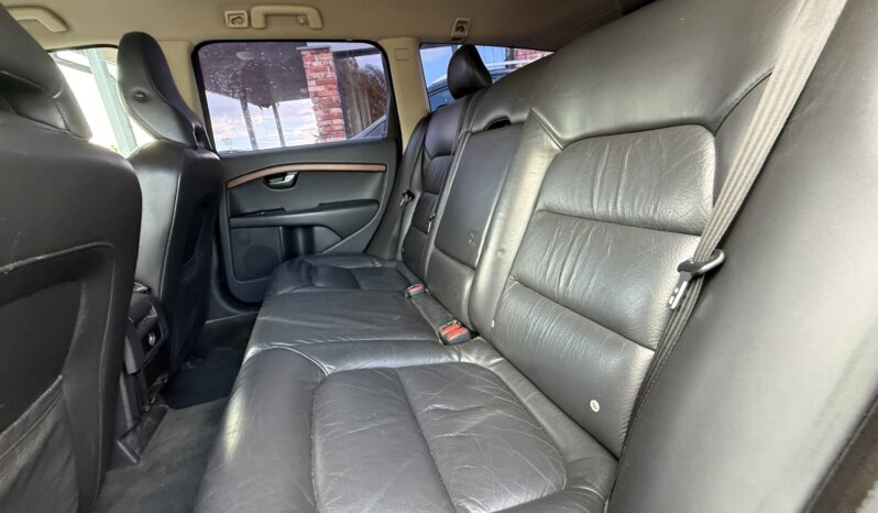 
								VOLVO V70 pilns									