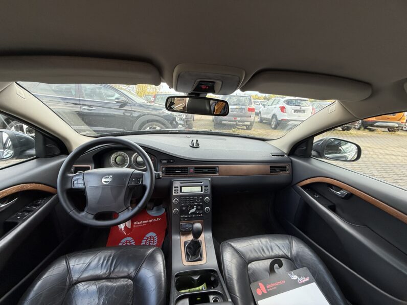 
								VOLVO V70 pilns									
