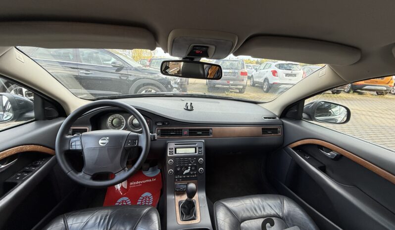 
								VOLVO V70 pilns									