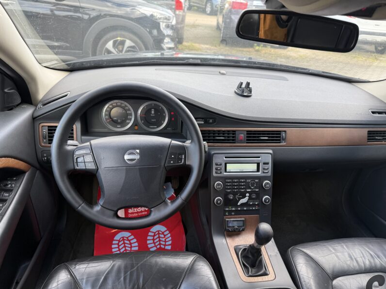 
								VOLVO V70 pilns									