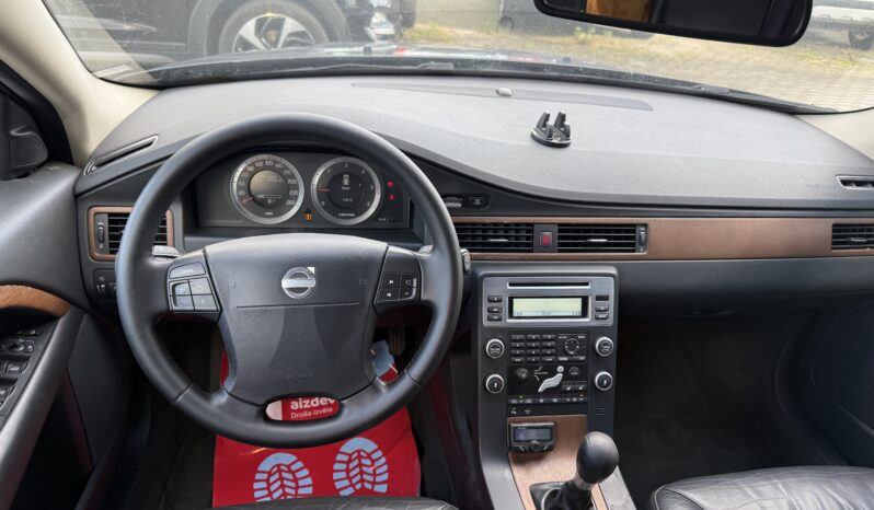 
								VOLVO V70 pilns									
