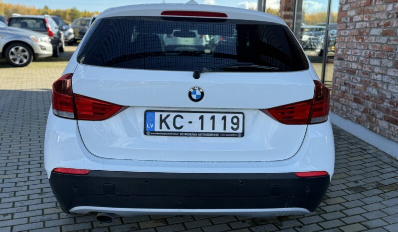 
								BMW X1 pilns									