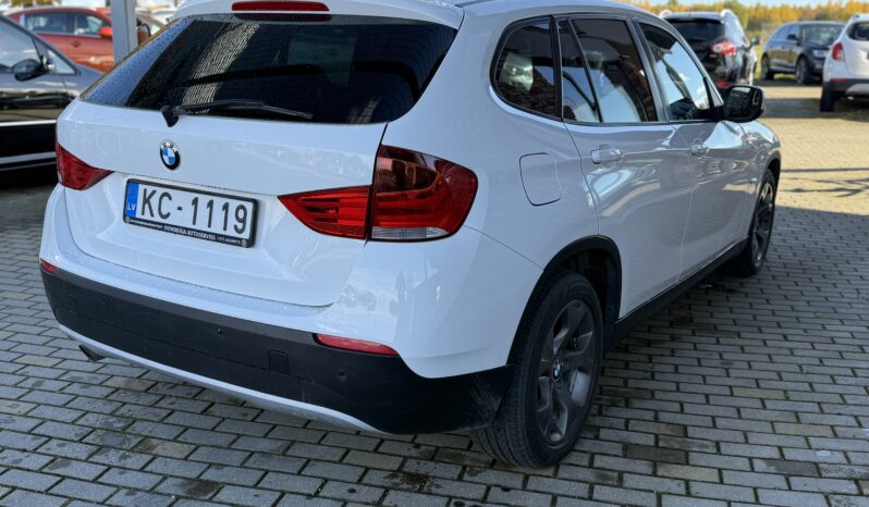 
								BMW X1 pilns									