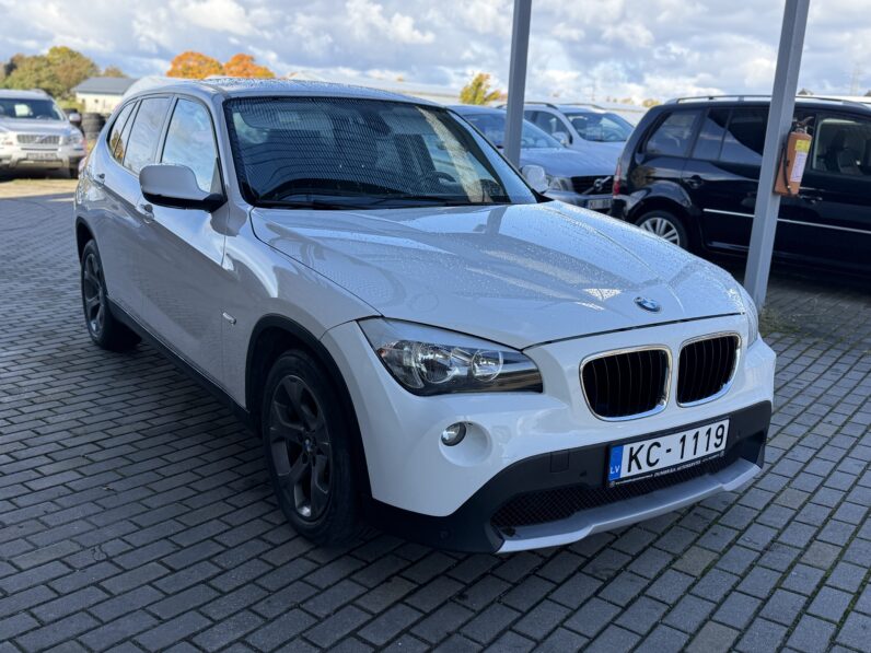 
								BMW X1 pilns									