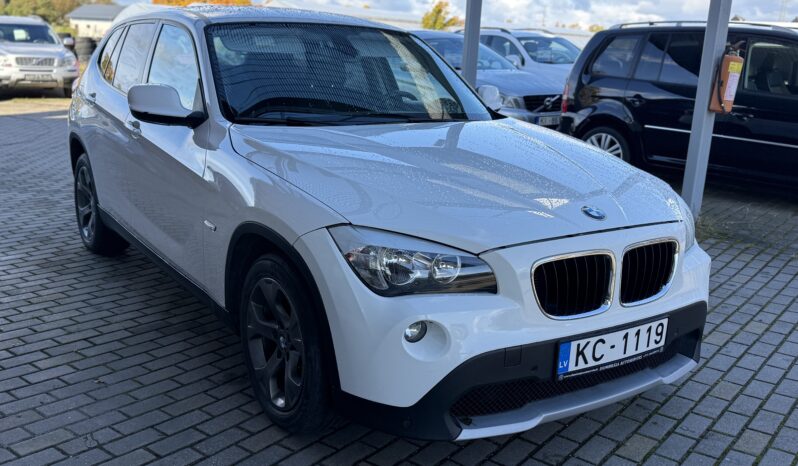 
								BMW X1 pilns									