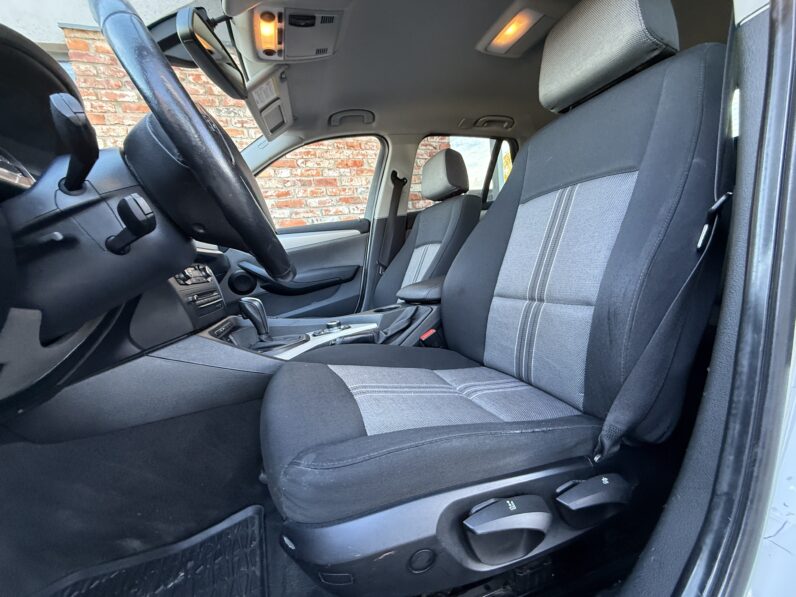 
								BMW X1 pilns									