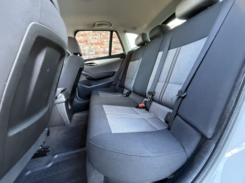 
								BMW X1 pilns									