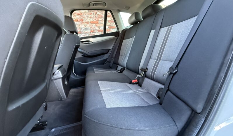 
								BMW X1 pilns									