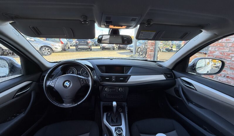 
								BMW X1 pilns									
