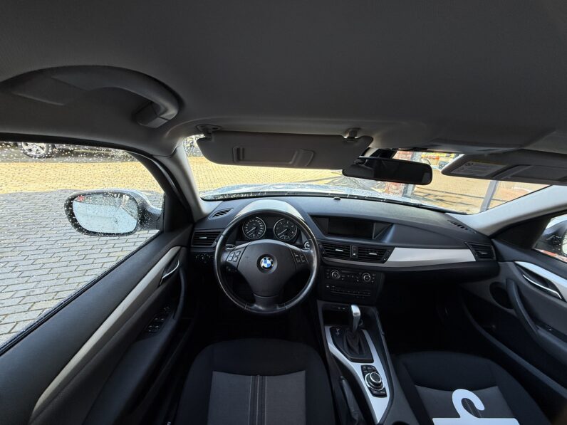 
								BMW X1 pilns									