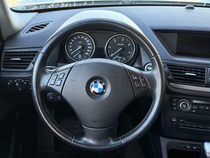 
								BMW X1 pilns									