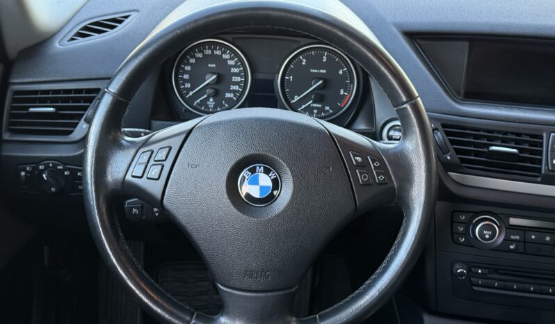 
								BMW X1 pilns									