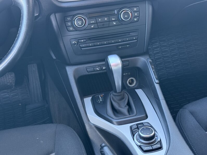 
								BMW X1 pilns									