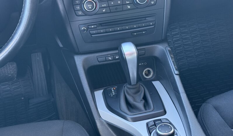 
								BMW X1 pilns									