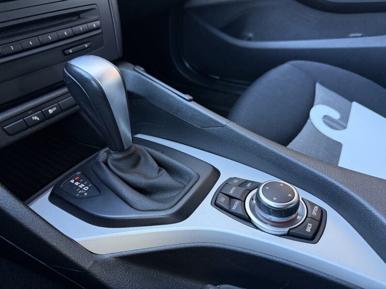 
								BMW X1 pilns									