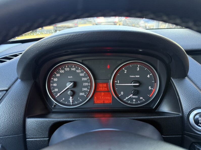 
								BMW X1 pilns									