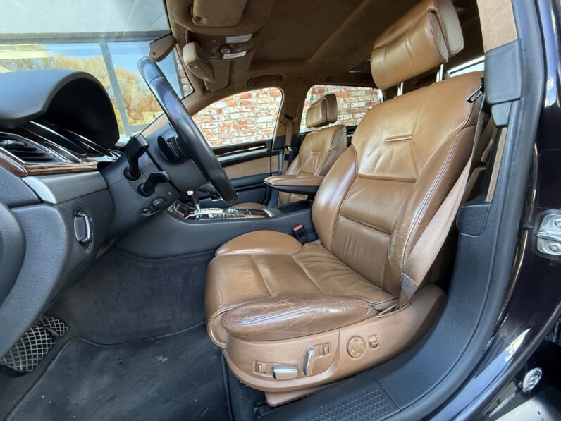 
								AUDI A8L pilns									