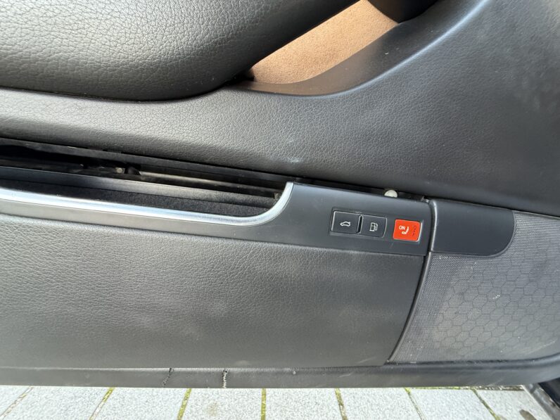 
								AUDI A8L pilns									