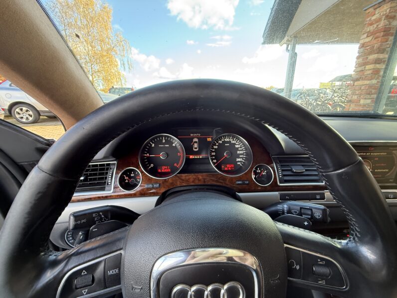 
								AUDI A8L pilns									