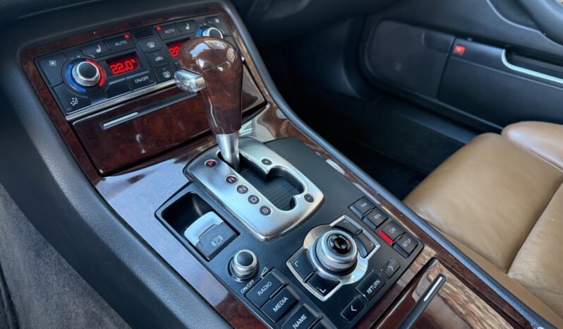 
								AUDI A8L pilns									