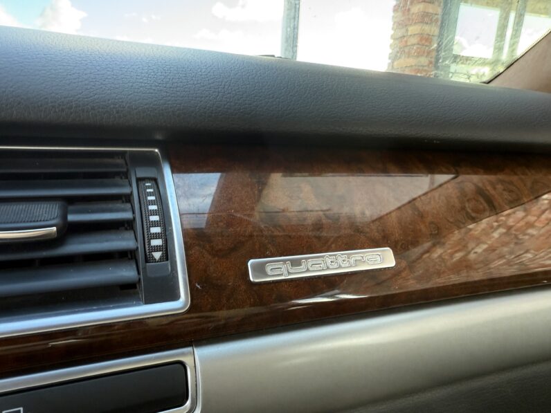 
								AUDI A8L pilns									