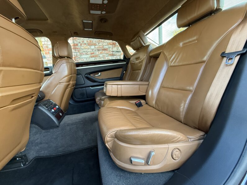 
								AUDI A8L pilns									