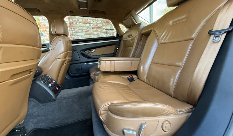 
								AUDI A8L pilns									