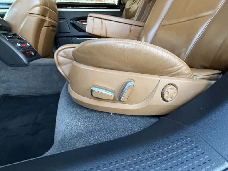
								AUDI A8L pilns									