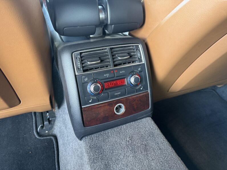 
								AUDI A8L pilns									