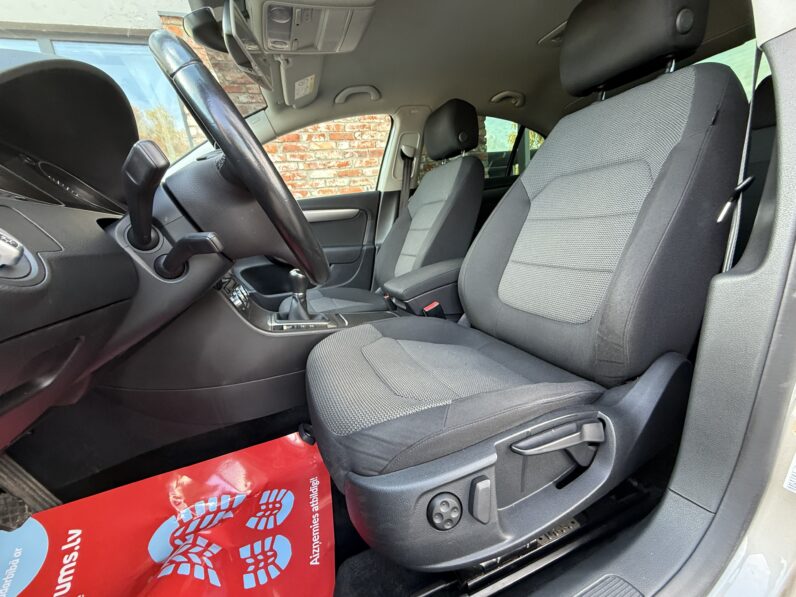 
								VW PASSAT pilns									