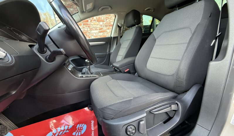 
								VW PASSAT pilns									
