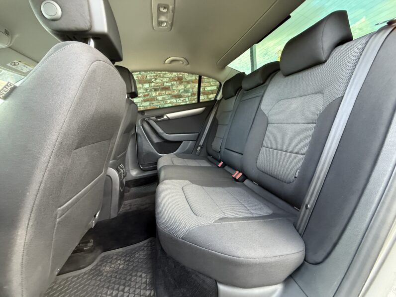 
								VW PASSAT pilns									