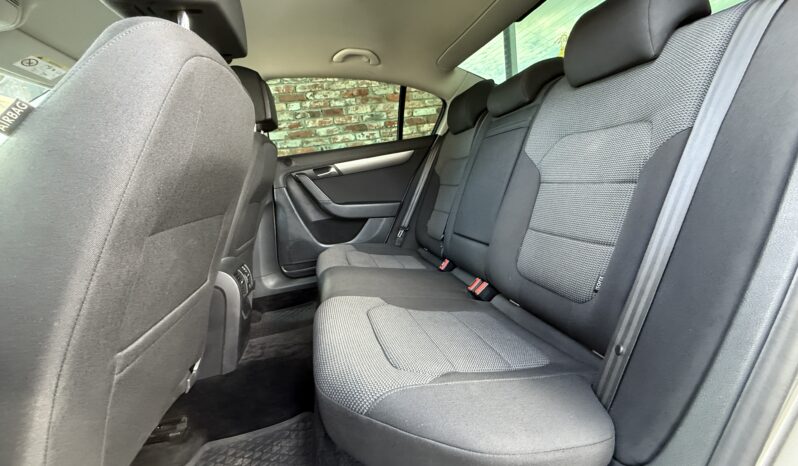 
								VW PASSAT pilns									
