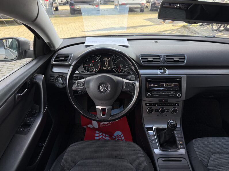 
								VW PASSAT pilns									