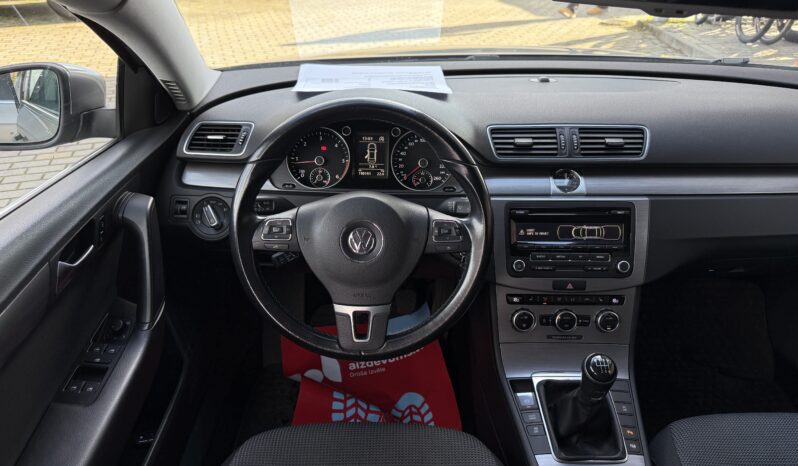 
								VW PASSAT pilns									