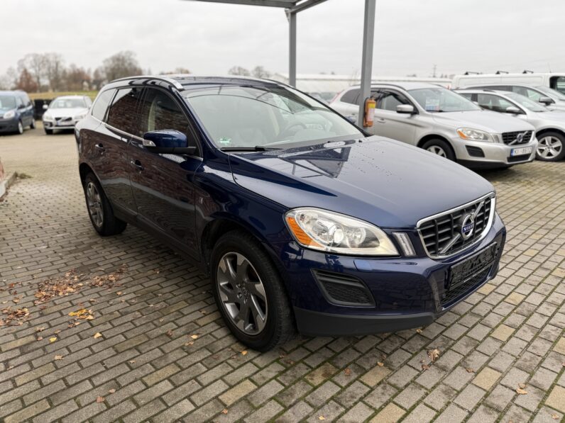 
								VOLVO XC60 pilns									