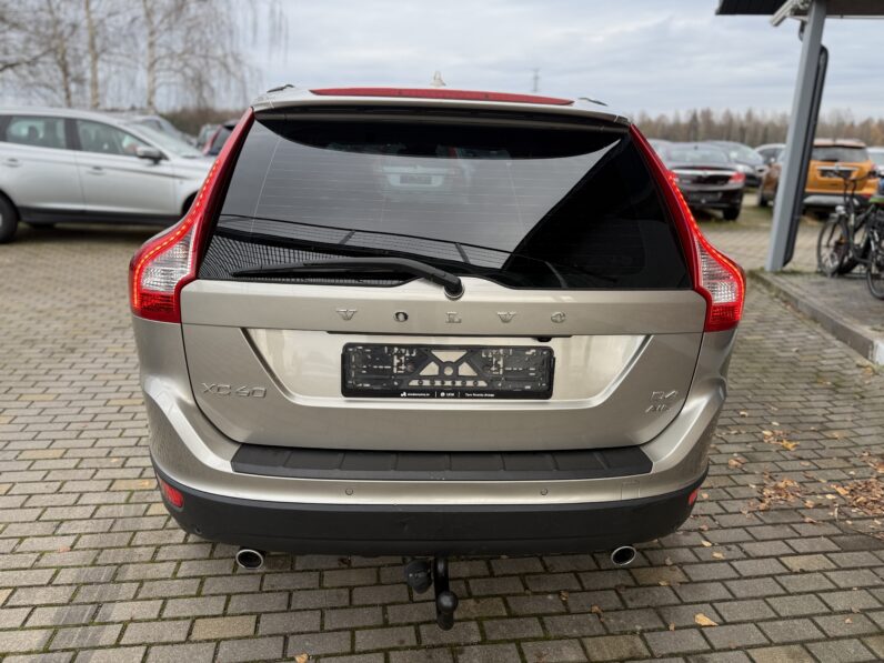 
								VOLVO XC60 pilns									