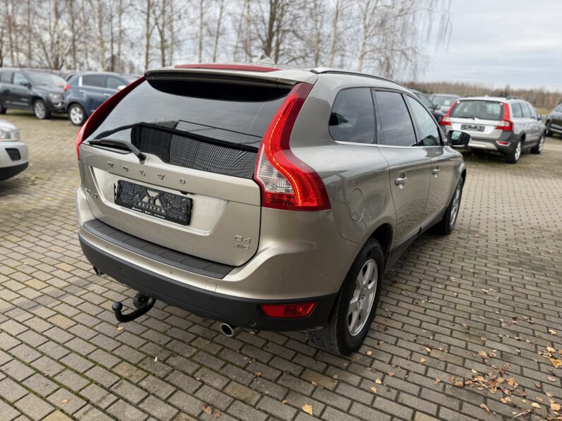
								VOLVO XC60 pilns									
