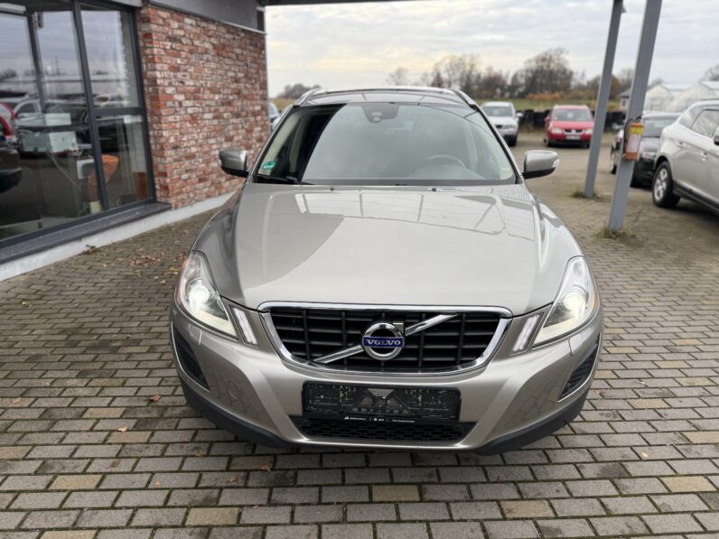 
								VOLVO XC60 pilns									
