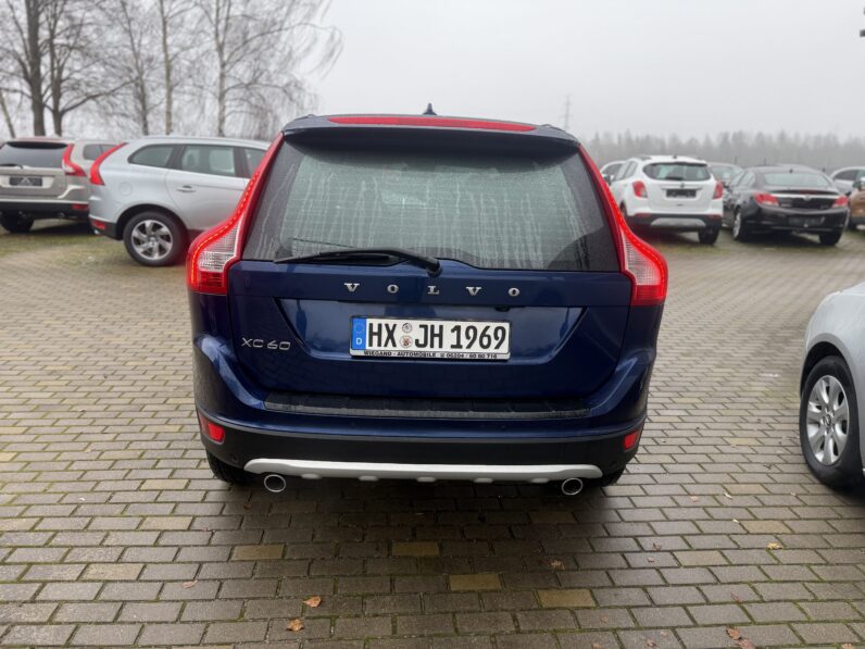 
								VOLVO XC60 pilns									